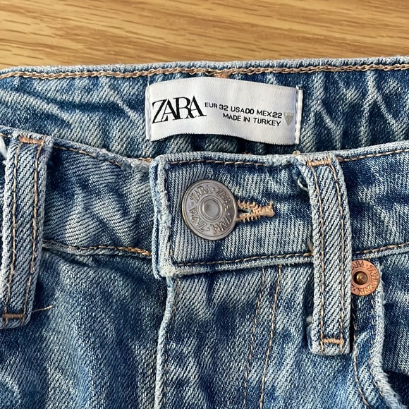 Zara Light wash ripped jeans - Picture 2 of 3